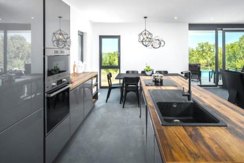 Istra,Kaštel-Samostojeća moderna vila  