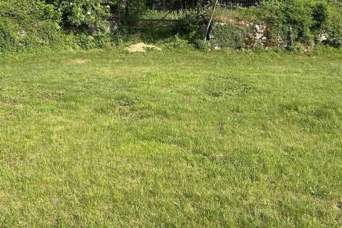 Klana, Škalnica, građevinski teren uz cestu