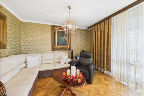 Donja Stubica - dvojna kuća s okućnicom