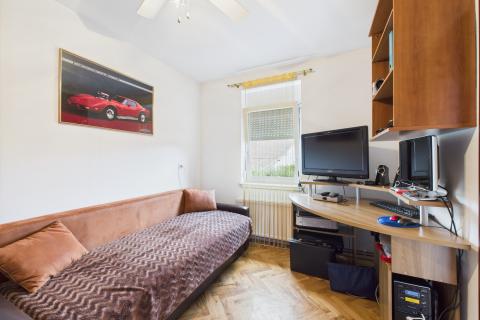 Donja Stubica - dvojna kuća s okućnicom