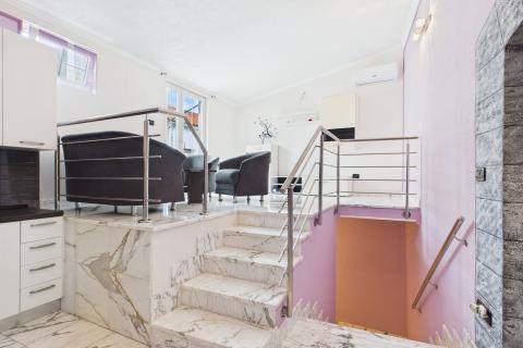 Crikvenica, Selce – Haus mit zwei Wohnungen im Zentrum