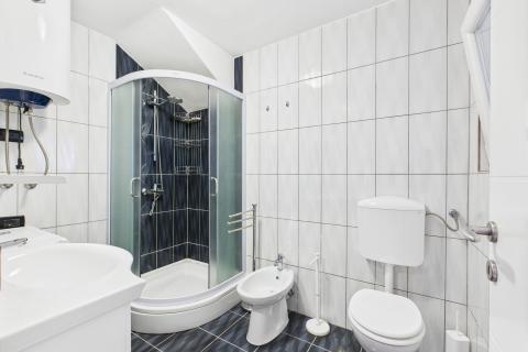 Crikvenica, Selce – Haus mit zwei Wohnungen im Zentrum