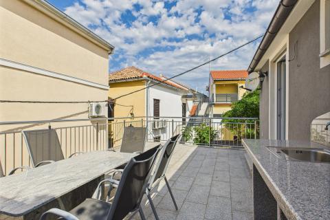 Crikvenica, Selce – Haus mit zwei Wohnungen im Zentrum