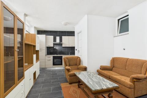 Crikvenica, Selce – Haus mit zwei Wohnungen im Zentrum