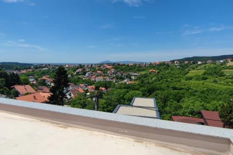 Zagreb, Črnomerec-Mikulići, stambena zgrada s dva troiposobna dvoetažna stana