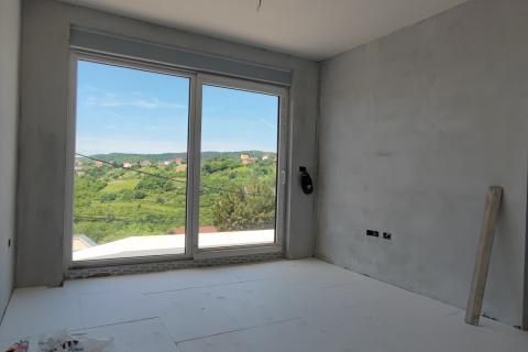 Zagreb, Črnomerec-Mikulići, stambena zgrada s dva troiposobna dvoetažna stana