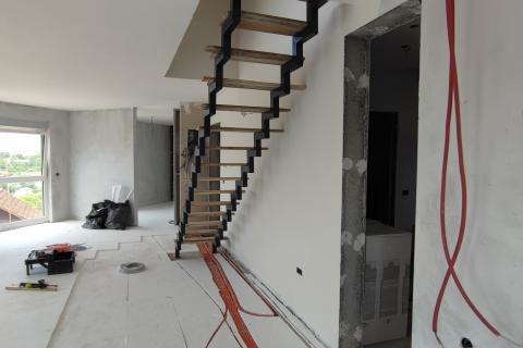 Zagreb, Črnomerec-Mikulići, stambena zgrada s dva troiposobna dvoetažna stana