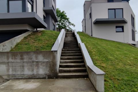 Zagreb, Črnomerec-Mikulići, stambena zgrada s dva troiposobna dvoetažna stana