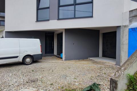 Zagreb, Črnomerec-Mikulići, stambena zgrada s dva troiposobna dvoetažna stana