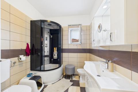 Istria, Ližnjan-three-bedroom apartment with balcony and parking, 1st floor