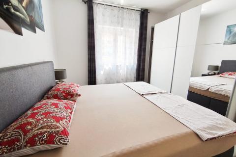 Senj, prostran stan s ograđenom okućnicom i garažom