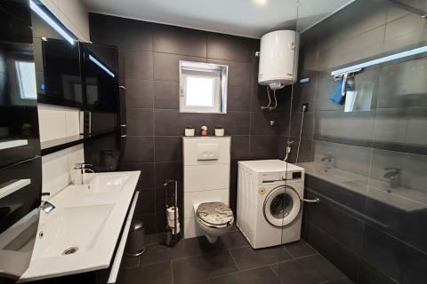 Senj, prostran stan s ograđenom okućnicom i garažom