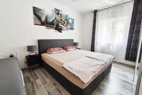 Senj, prostran stan s ograđenom okućnicom i garažom