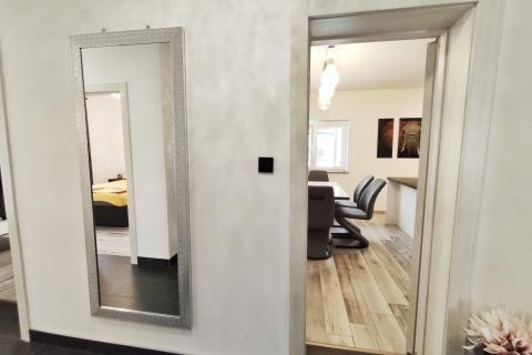 Senj, prostran stan s ograđenom okućnicom i garažom