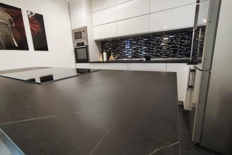 Senj, prostran stan s ograđenom okućnicom i garažom