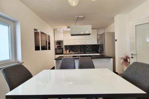 Senj, prostran stan s ograđenom okućnicom i garažom