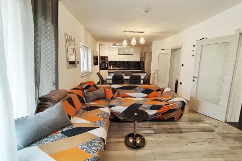 Senj, prostran stan s ograđenom okućnicom i garažom