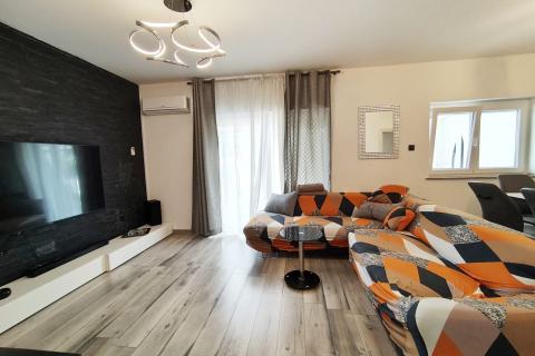 Senj, prostran stan s ograđenom okućnicom i garažom