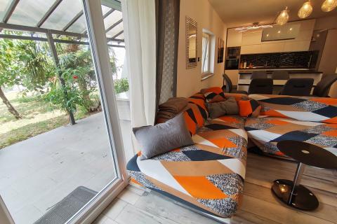 Senj, prostran stan s ograđenom okućnicom i garažom