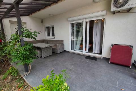 Senj, prostran stan s ograđenom okućnicom i garažom