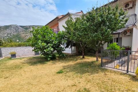 Senj, prostran stan s ograđenom okućnicom i garažom