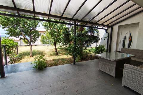 Senj, prostran stan s ograđenom okućnicom i garažom