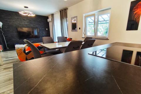 Senj, prostran stan s ograđenom okućnicom i garažom