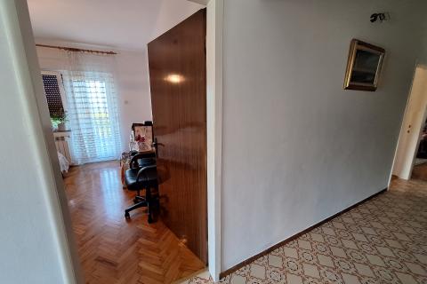 Matulji, Mihotići - etaža kuće s vrtom i garažom