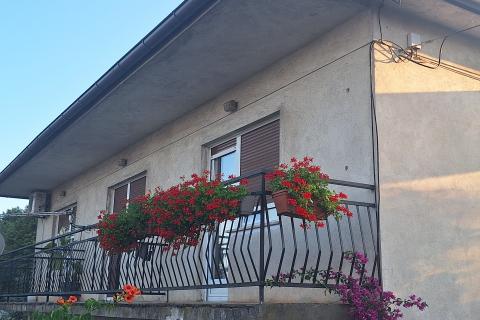 Matulji, Mihotići - etaža kuće s vrtom i garažom