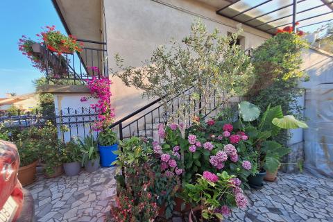 Matulji, Mihotići - etaža kuće s vrtom i garažom