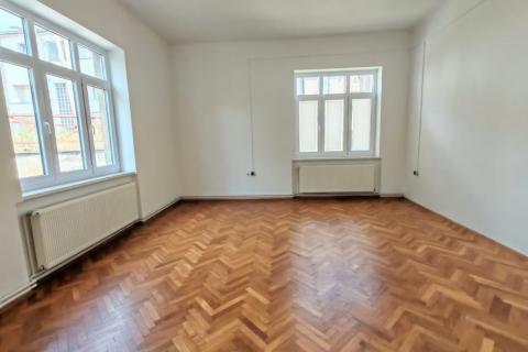 Karlovac; Zvijezda - stan 258 m2 pogodan za poslovne djelatnosti