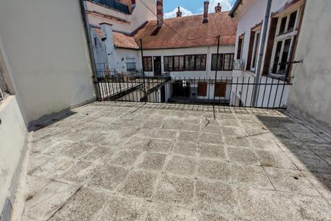 Karlovac; Zvijezda - stan 258 m2 pogodan za poslovne djelatnosti