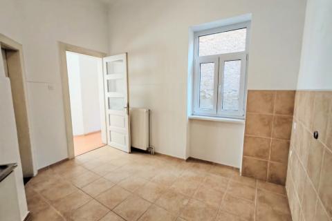 Karlovac; Zvijezda - stan 258 m2 pogodan za poslovne djelatnosti