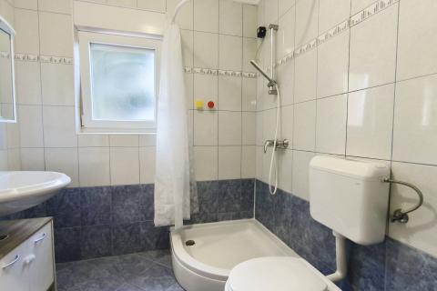 Istra, Štinjan – stanovanje s teraso, 1 km od plaže