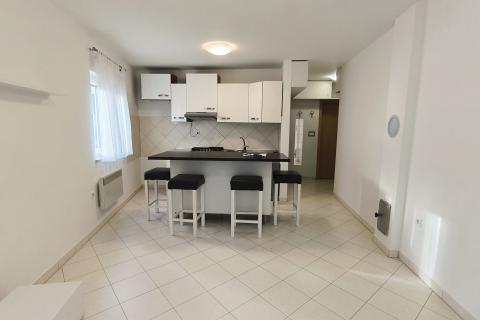 Istra, Štinjan – stanovanje s teraso, 1 km od plaže