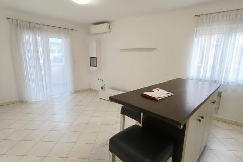 Istra, Štinjan – stanovanje s teraso, 1 km od plaže