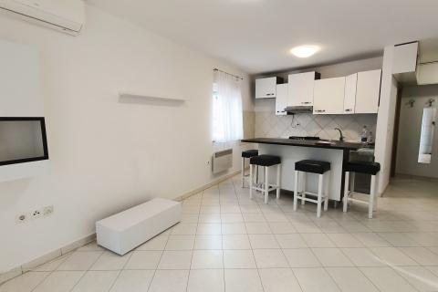 Istra, Štinjan – stanovanje s teraso, 1 km od plaže