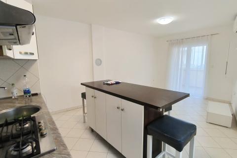 Istra, Štinjan – stanovanje s teraso, 1 km od plaže