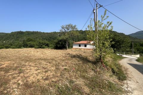 Istra, Buzet - okolica, građevinsko i poljoprivredno zemljište sa građevinskom dozvolom