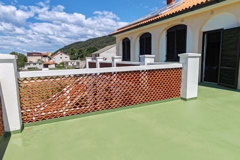 Rab, Supetarska Draga - kuća s restoranom, prvi red do mora