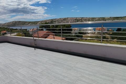 Rab, Barbat - potkrovlje s velikom terasom, blizina plaže