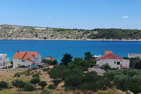 Rab, Barbat - potkrovlje s velikom terasom, blizina plaže