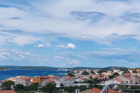 Rab, Barbat - potkrovlje s velikom terasom, blizina plaže