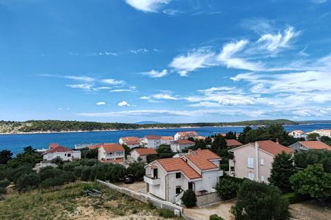 Rab, Barbat - potkrovlje s velikom terasom, blizina plaže