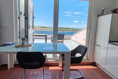 Rab, Barbat - potkrovlje s velikom terasom, blizina plaže