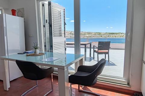 Rab, Barbat - potkrovlje s velikom terasom, blizina plaže