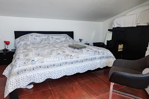 Rab, Barbat - potkrovlje s velikom terasom, blizina plaže