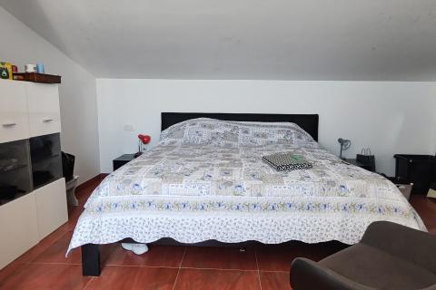 Rab, Barbat - potkrovlje s velikom terasom, blizina plaže