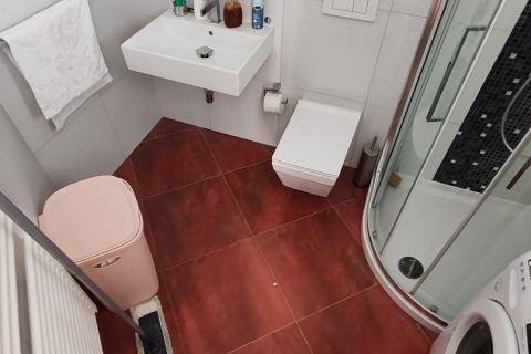 Rab, Barbat - potkrovlje s velikom terasom, blizina plaže