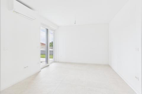 Istra, Valbandon - dvosoban stan sa vrtom, novogradnja